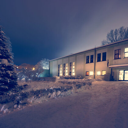 Skolas centrālā ēka ziemā