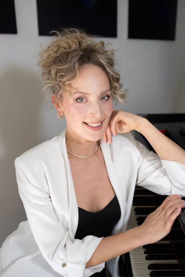 JEKATERINA ROMAŅENKO /klavierspēles skolotāja/