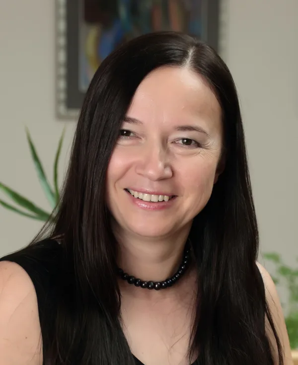 LIENE PAUKŠĒNA /vijoles spēles skolotāja/
