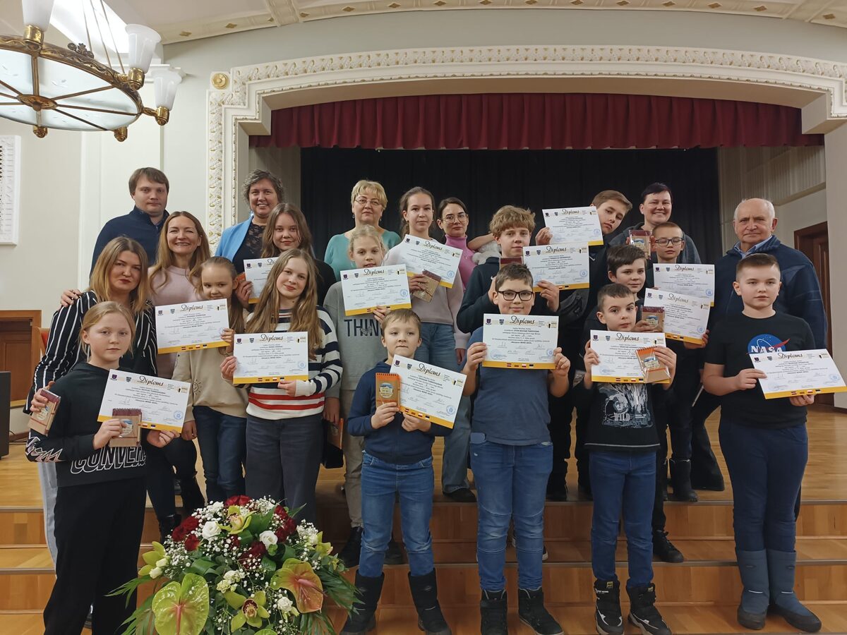Foto ar Juglas Mūzikas skolas pedagogiem un konkursa dalībniekiem Daugavpils univesrsitātē pēc konkursa Naujiene Wind apbalvošanas ceremonijas